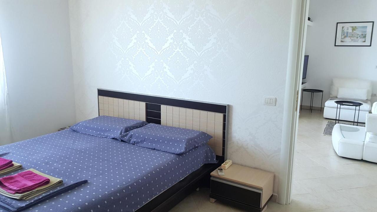 M&I Beach Apartment With Sea View Durrës Exteriör bild